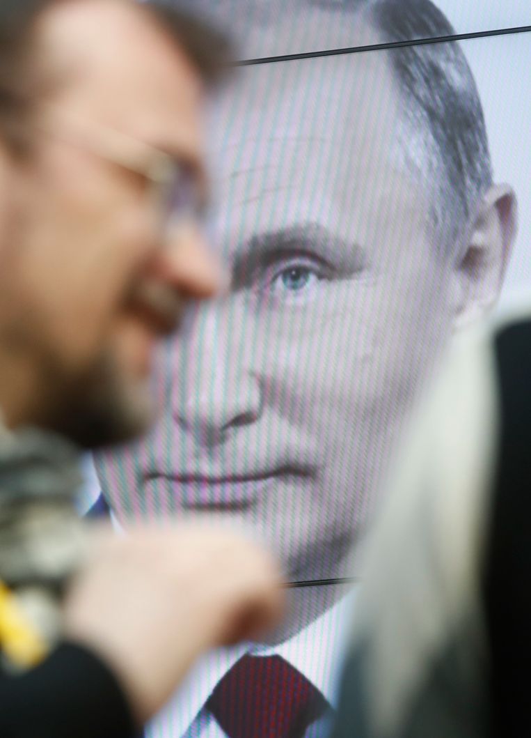 Een affiche van  Russische president Poetin. Beeld REUTERS