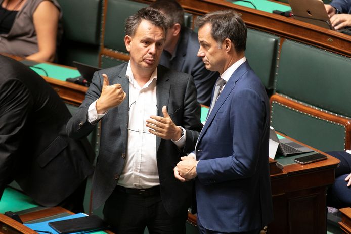 Groen-Kamerlid Stefaan Van Hecke (links) in gesprek met eerste minister Alexander De Croo (Open Vld).