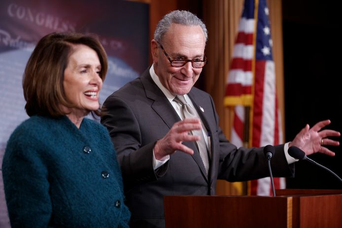 De leider van de Democraten in de Senaat, Chuck Schumer (rechts), met Nancy Pelosi, de Democratische minderheidsleider van het Huis van Afgevaardigden.