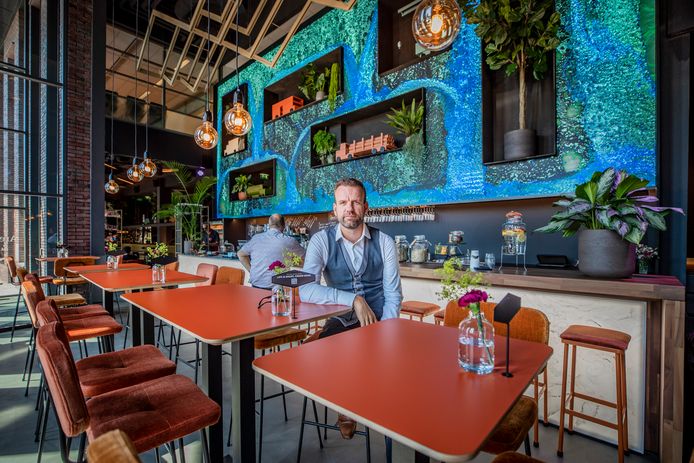 Sam Verwaijen, directeur van Green DNA Sam Waijenberg, in de vestiging van Mr Green aan aan de Wapenrustlaan in Apeldoorn. Het filiaal heeft een brasserie met een spectaculaire bar en led-wall waarop  een waterval in 3D naar beneden valt.