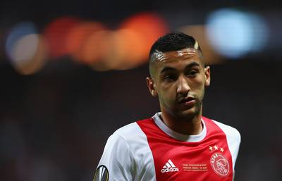 Bondsvoorzitter om tafel met Ziyech en Renard