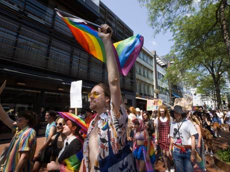 Eindelijk een Pride Walk: een bont gezelschap viert de liefde en een feestje in het centrum van Eindhoven  