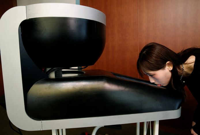 De 22-jarige Yuki Hou, een studente aan de Meiji-universiteit, testte het 'likbare' scherm uit.