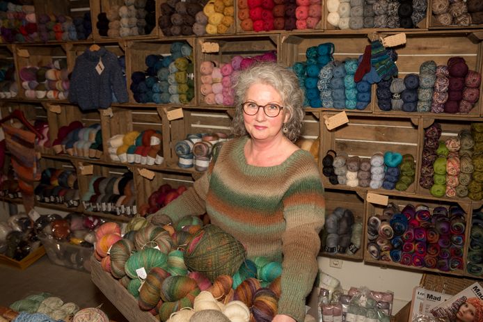Monique Dalebout in haar wolwinkel Mo & More, met haar zelfgemaakte ‘klimaattrui' van Letlandse wol.