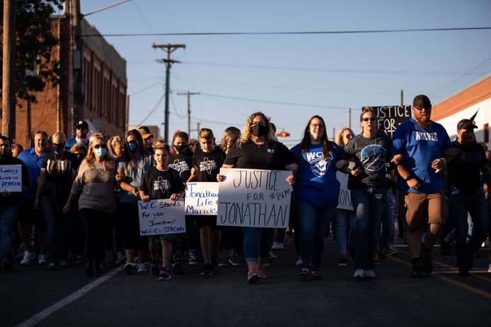 Demonstranten namen gisteren deel aan een mars in Wolfe City om te protesteren tegen de zinloze dood van Jonathan Price.