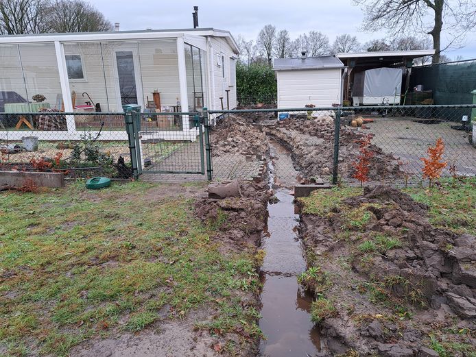 De brandweer moest op recreatiepark Landgoed De Zandley een sleuf graven om het water weg te laten lopen.