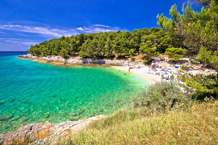 Een strand aan de kust van het Kroatische schiereiland Istrië.