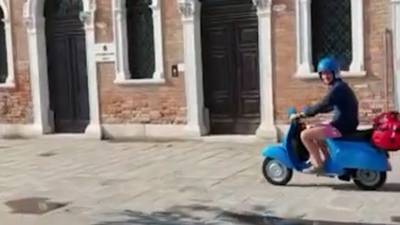 Nederlander gaat viraal met scooterrit door Venetië: politie legt fikse boete en stadsverbod op