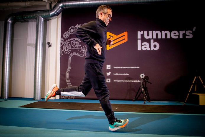 Onze journalist Stefan Vanderstraeten gaat de Nike-wonderschoen testen bij Runner's Lab. Schoenexpert Eddy D'Hondt geeft alle uitleg over die Nike Vaporfly