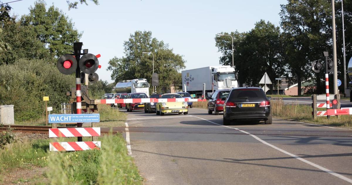 Riskante situatie op N35 na treinaanrijding bij Mariënheem, verkeer slalomt tussen gesloten spoorbom