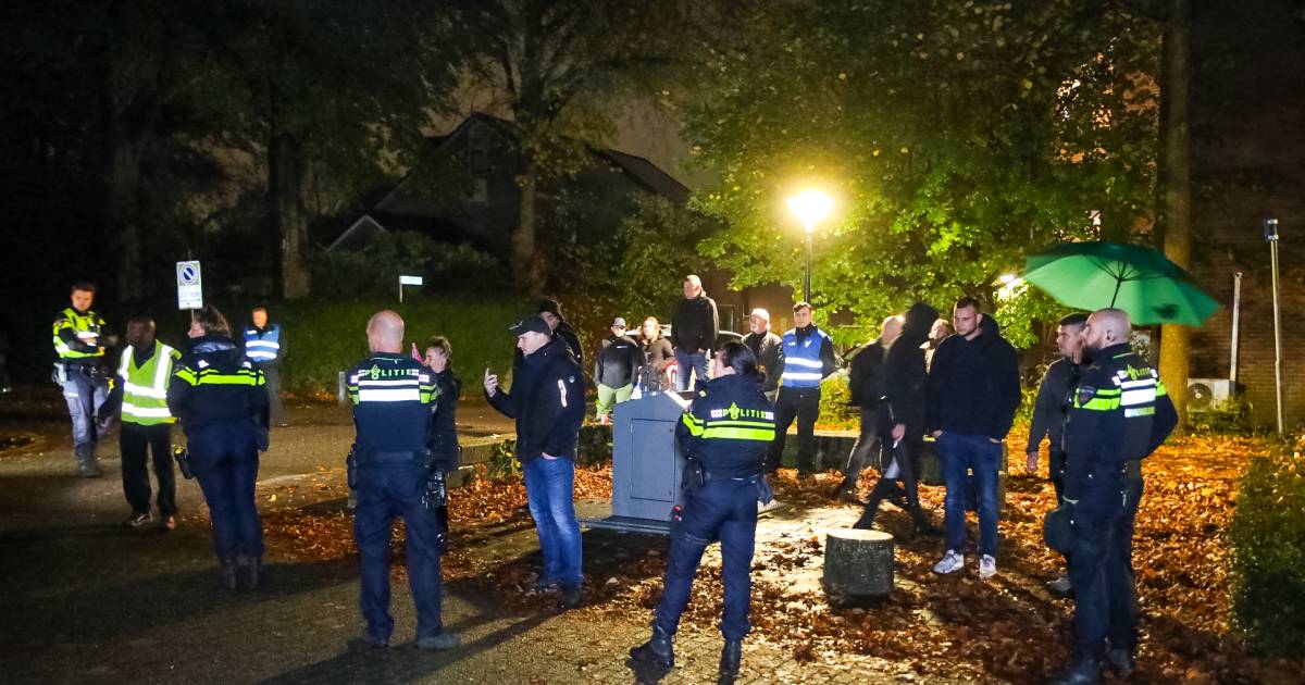 Bussen met vluchtelingen opgewacht in Ugchelen: ‘Hij heeft een duurdere jas als ik, what the fuck!’