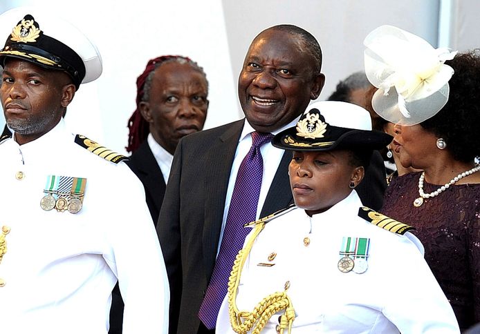 De nieuwe president van Zuid-Afrika, Cyril Ramaphosa,  arriveert vrijdag bij het parlement in Kaapstad.