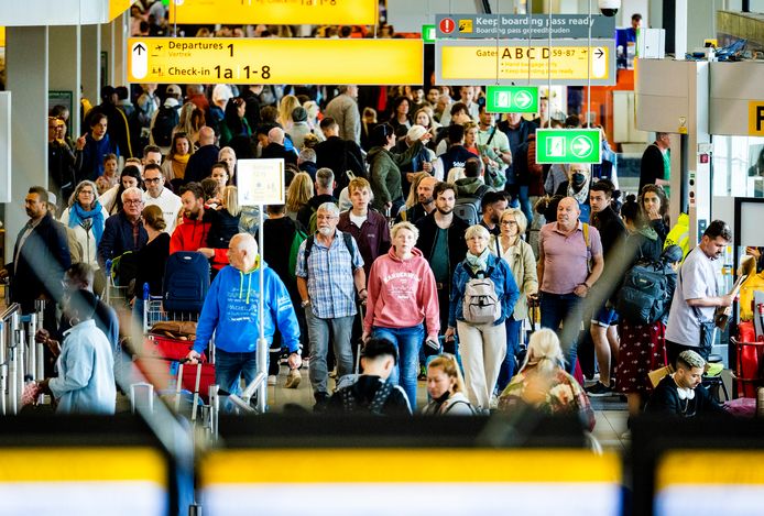 Drukte Op Schiphol Tijdens Hemelvaartsdag: 'Maar Rijen Lopen Goed Door' |  Binnenland | Ad.Nl