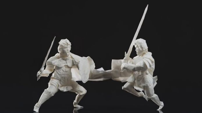 L'œuvre "Dueling Knights" de Juho Könkkölä a été réalisée avec une seule feuille de 95 x 95 centimètres, sans découpe ni déchirure. Sa taille finale fait environ 25 x 20 x 20 cm