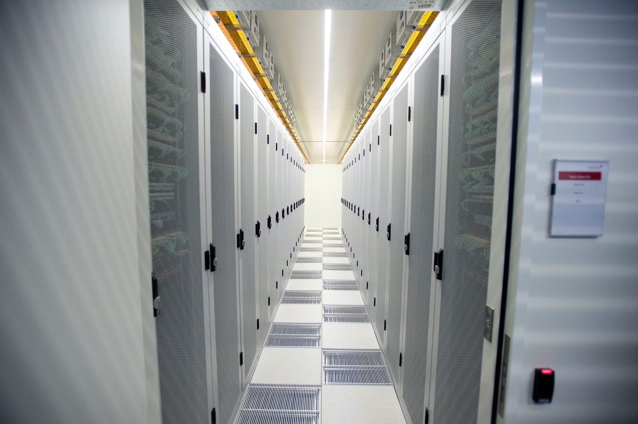 Een datacenter waarin de Amsterdam Internet Exchange actief is. AMS-IX is een van de belangrijkste knooppunten voor internetverkeer in de wereld. Beeld ANP