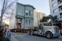 Wat is thuis? Waar je woont of waar je opgroeide, zo vraagt Deniz Kuypers, Hengeloër en amerikaans staatsburger, zich af. In zijn huidige woonplaats San Francisco werd dit jaar het 139 jaar oude Englander House verplaatst naar een andere locatie. Op de oorspronkelijke plek aan Franklin Street  verrijst een appartementencomplex. Het victoriaanse huis blijft wel voor San Francisco behouden.