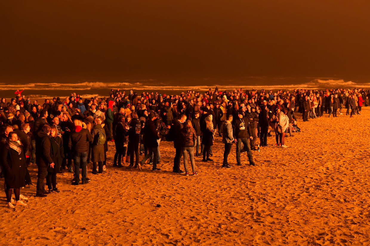 Toeschouwers van het vreugdevuur van Duindorp kort na middernacht op 1 januari 2017. Beeld Jurriaan Brobbel