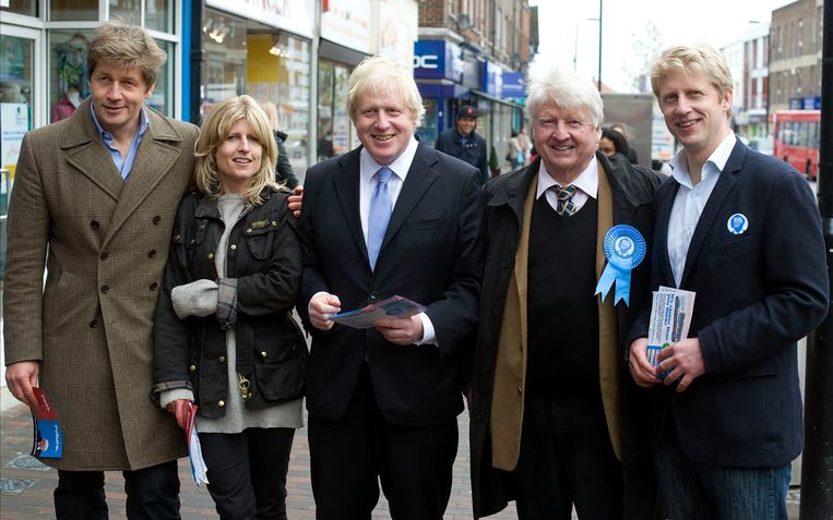 Boris Johnson met zijn familie. Van links naar rechts: broer Leo, zus Rachel, Boris, vader Stanley en broer Jo. Beeld Hollandse Hoogte / Polaris Images