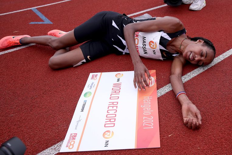 De Nederlandse Sifan Hassan na haar wereldrecord op de 10.000 meter in Hengelo. Beeld Photo News