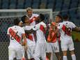 Peru viert feest nadat Miguel Trauco (midden, springend) zijn ploeg naar de halve finales van de Copa América heeft geschoten.