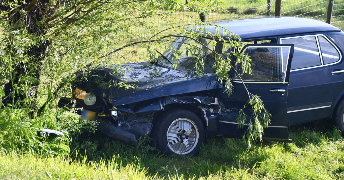 Twee auto's in botsing op Westdijk in Heinkenszand