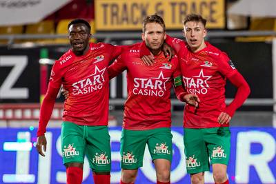 Gretig KV Oostende deelt meteen stevige tik uit aan Standard in Europe Play-offs, Carcela antiheld met rood