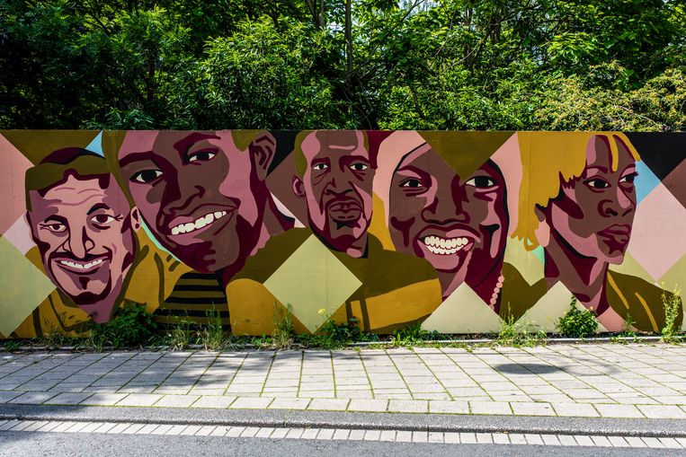 Bij de Tolhuistuin aan de Buiksloterweg in Noord is deze schildering te zien, opgedragen aan alle slachtoffers van anti-zwart geweld in de VS en Nederland. Beeld Nosh Neneh