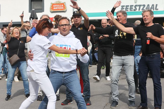 Mama Agna en papa Patrick Evenepoel konden hun dansbenen niet bedwingen na de triomf van hun zoon.