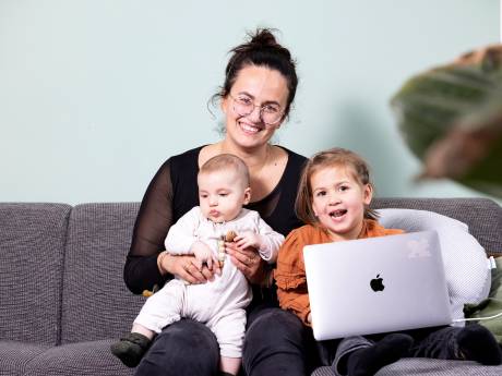 Bewust alleenstaande mama Naomi (32) komt rond met 2.200 euro netto: “Ik zet 50 à 100 euro per maand opzij om op vakantie te kunnen”