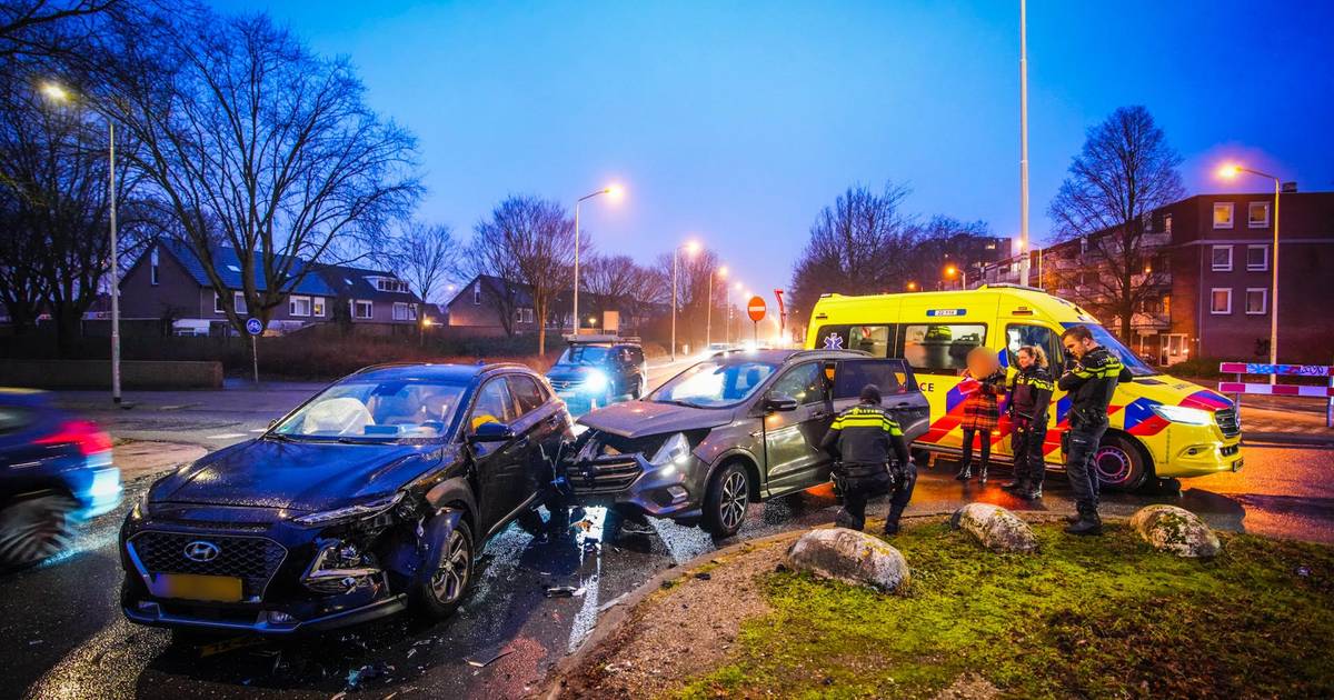 Persoon gewond na flinke botsing in Eindhoven: airbags bij beide voertuigen gaan af.