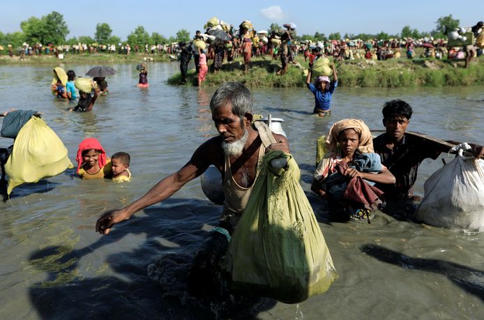 Rohingya uit Myanmar op de vlucht naar Bangladesh. De Myanmarese veiligheidstroepen gebruikten "buitensporig en onaanvaardbaar" geweld tegen de islamitische minderheid. Meer dan een half miljoen Rohingya zijn de afgelopen maanden gevlucht naar Bangladesh.