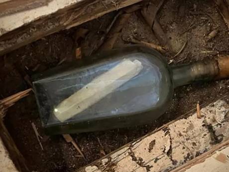 Whiskyfles met boodschap uit 1887 aangetroffen onder opengebroken vloer Schots huis