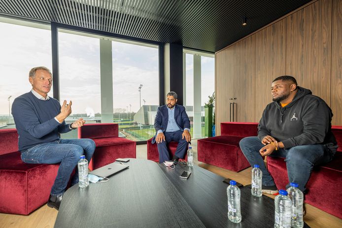 HLN Sportcast-gezicht Gilles Mbiye-Beya (rechts) ging praten met de CEO van de voetbalbond Peter Bossaert (links), en Paul van den Bulck (centraal), de mogelijk toekomstige voorzitter van de KBVB.