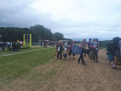 Laatste festivalgangers verlaten de Groene Heuvels in Ewijk