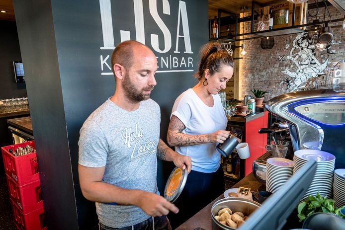 Chislaine de Groot (met collega Marvin Brands) van eetcafé Lisa zegt voorbereid te zijn op de grote drukte.