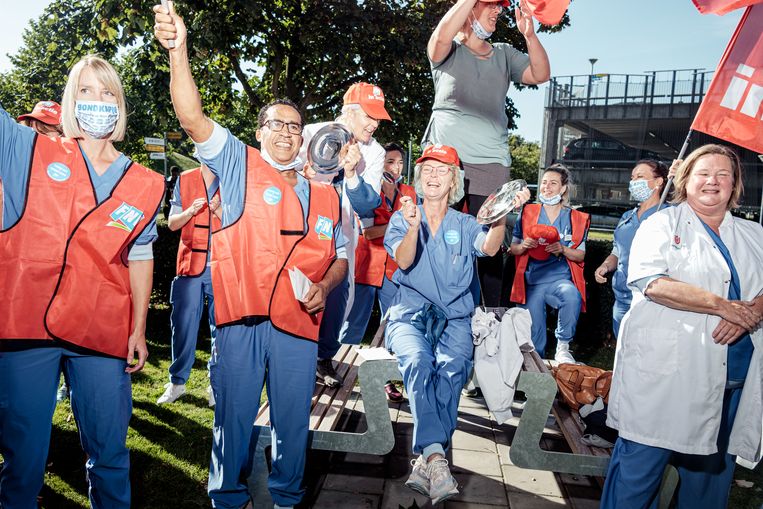 Zorgmedewerkers staken: ‘Mijn collega’s lopen weg uit dit prachtige vak’