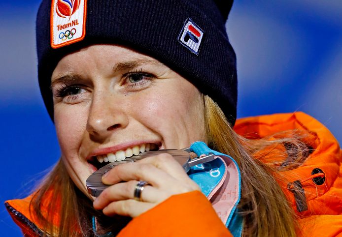 Yara van Kerkhof met haar zilveren medaille tijdens de huldiging op Medal Plaza.