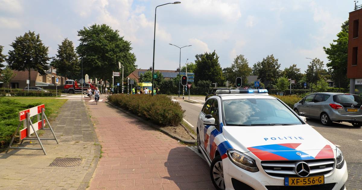 Bestuurster scootmobiel gewond na botsing met personenauto in Veghel.