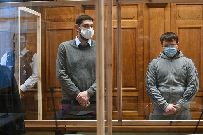 Beschuldigde Lecha Sultakhanov (rechts) wordt bijgestaan door een tolk.