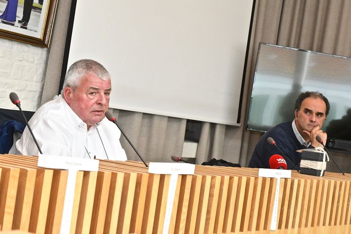 Burgemeester Eddy Lust en coördinerend directeur Diederik Bevernaege van de school op de persconferentie op het stadhuis.