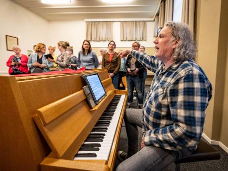 Gospelkoor uit Nijverdal bruist dankzij dirigent André Bijleveld uit Enschede: ‘Het zag er eerst allemaal een beetje roestig uit’