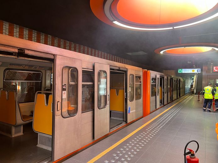 Metrostel aan Pannenhuis geëvacueerd na rookontwikkeling