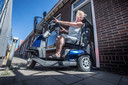 Door de nieuwe smallere deuren in de Javastraat kunnen mensen met een scootmobiel of grotere elektrische rolstoel amper binnen komen. Het is bijna onmogelijk om een draai te maken om de eveneens smalle stoep op te rijden.