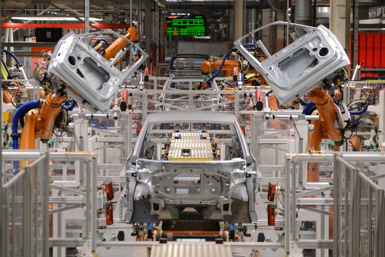 Industriële robots in een zetten, aange­stuurd door zelfdenkende computer­systemen, auto’s in elkaar bij Volkswagen. Beeld Getty Images