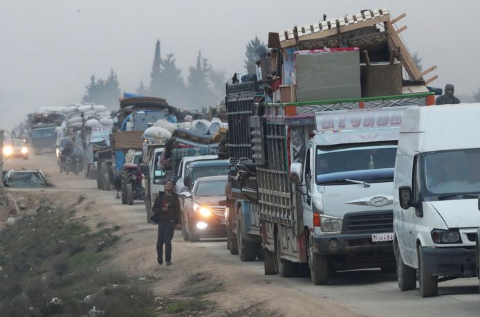 Vluchtende Syriërs bij de stad Sarmada in Idlib.