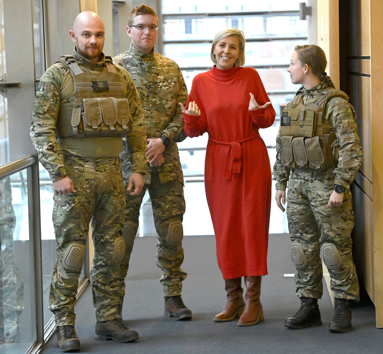 Rommelig dienblad ik betwijfel het Dit zijn de nieuwe uniformen voor het Belgisch leger: 'Belangrijk dat ook  vrouwen zich goed voelen'