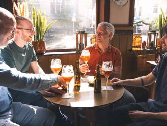 Vier Iweinen brengen ‘Iwein van Aelst’-bier op de markt: “Een huwelijk tussen Orval en Geuze”