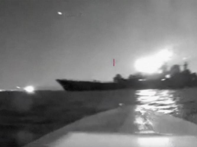 Beelden tonen hoe Oekraïne belangrijk Russisch marineschip raakt tijdens droneaanval