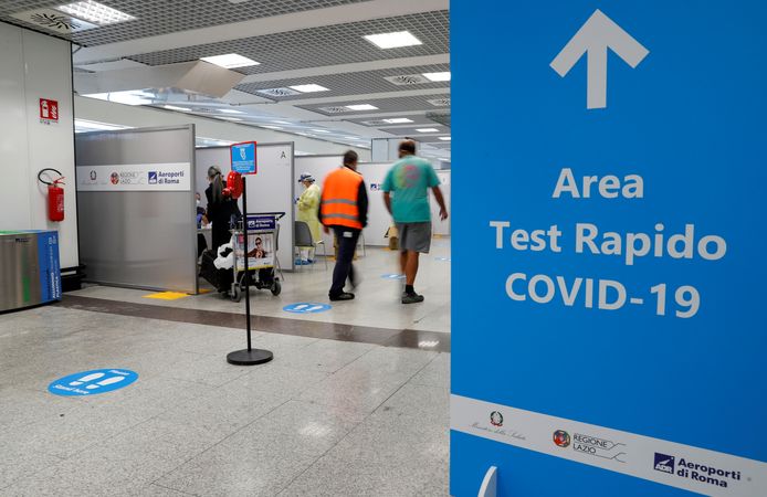 De Covid-teststraat op het internationale vliegveld van Rome. Belgische reizigers moeten zich voortaan verplicht laten testen als zij het Zuid-Europese land willen bezoeken. (23/09/2020)