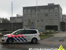 Bezoeker Blue Band Bajes in Arnhem zelf achter slot en grendel na ‘onbeschoft’ gedrag